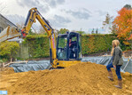 Maria Rohkemper bespricht währenddessen mit dem Baggerfahrer den weiteren Ablauf der Aushubarbeiten.