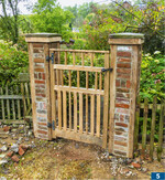 Historische Lärchenbalken, geviertelt, mit diversen Ziegeln gefüllt, Tor aus Eichenholz