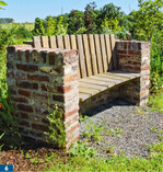 Sitzbank aus Reichsklinkern, Sitzfläche aus Kesseldruckholz