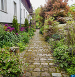 Pflasterweg aus verschiedenen Natursteinpflasterarten. Großpflaster: Basalt, Basaltlava, Melaphyr, Porphyr, Granit, Grauwacke