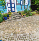 Flusskieselpflaster, bei Ausschachtarbeiten auf dem Grundstück gefundener Laufhorizont