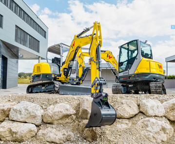 Konkurrenz oder Dualitt? Standard- und Kurzheckmaschinen wie die Modelle ET42 (l.) und EZ50 von Wacker Neuson ergnzen einander im Bereich der Mini- und Kompaktbagger.