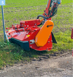 Dücker bietet einen Öko-Mähkopf mit einem vorgebauten Striegel, der Insekten oder Kleintiere vorwarnt, und mit neuen Y-Messern für einen verminderten Saugeffekt.