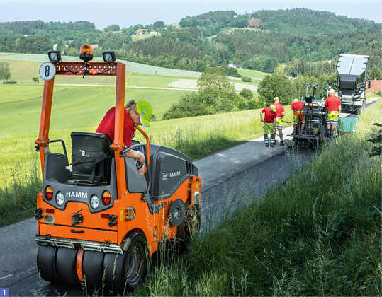  Kompakte Tandem- und Kombiwalzen  hier das Modell Hamm HD 10 VT  schaffen perfekte Oberflchen beim Einsatz auf schmalen Straen und Wegen. 
