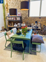 ... wenn Kundenwohnungen oder Gärten möbliert werden müssen. Die alten Mauern bilden die Bühne.