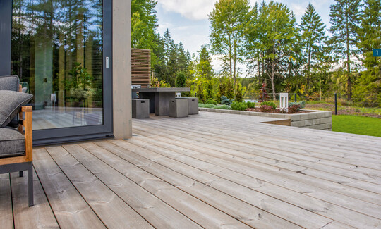  Hochwertige und handwerklich einwandfreie Terrasse aus Thermoholz-Dielen 