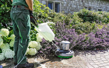 Mit ihrem Heiwasser-Schaumgert plus Drucklanze befreien die Pflegeprofis von Stockreiter Oberflchen schonend von Schmutz, Flechten und Moos. Auch Fugenbewuchs wird dabei verbrht. 
