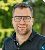 Jörg Biegert schickt Pool-Interessenten in der Musteranlage erst einmal ins Wasser.