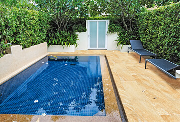  Die Umrandung von Pools im Auenbereich mit Keramikplatten erfordert einiges an Know-how. 