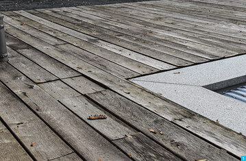  Verwerfungen von Holzdielen aufgrund stndiger Befeuchtung mit Spritzwasser des Pools und einer zu geringen Durchlftung wegen der zu niedrigen Unterkonstruktion: Eine Konstruktion aus Alu war hier die Lsung. 