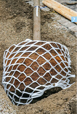 Wasserspeichernde Vliese, wie hier um einen Ballen, halten das Wasser. Dazu passende Leitungen können die Vliese versorgen.