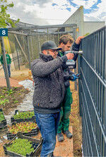 Mit dem Pflanzloch-Bohrer geht das Bepflanzen besonders schnell von der Hand (siehe QR-Code).