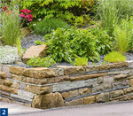 Unterschiedliche Steingrößen und sehr schmale Steine machen die Mauern aus.