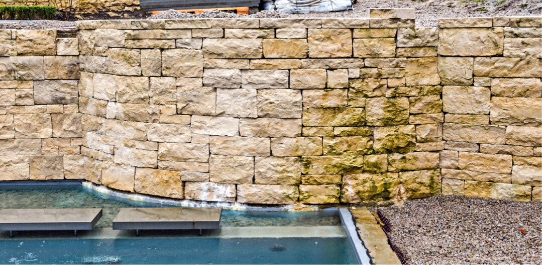  Die Mauer mitsamt den bemngelten Ausblhungen. 