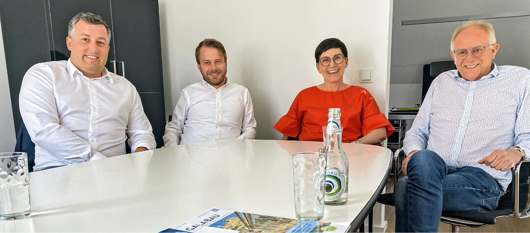 Wilhelm Ringbeck und Karsten Suckau haben sich durch den Verkauf von Gesellschafteranteilen Private Equity-Kapital ins Unternehmen geholt. Mit neuem Know-how und zusätzlichen finanziellen Mitteln will das Unternehmen aus NRW weiteres Wachstum schaffen. Die ersten Schritte sind gemacht. Alexander Wagner, Karsten Suckau, Hedwig
Ringbeck, Wilhelm Ringbeck in Oelde (v.li.)