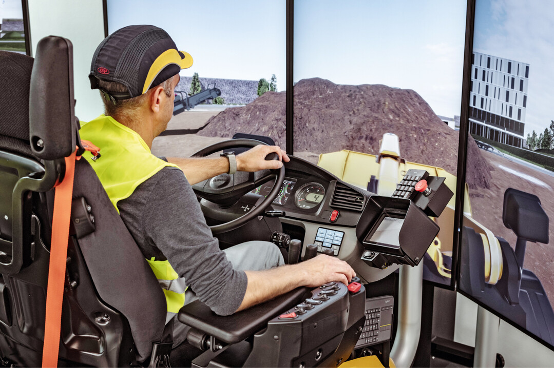 In der „Komatsu Driving Academy" in Hannover können Maschinenführer ihre Fähigkeiten verbessern. Das geht auch im Coreum in Stockstadt (QR-Code).