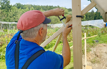  Martin Bcheler (www.feldmaurer.de) lehrt in Schulungen unter anderem an der LVG Heidelberg den Bau von Trockenmauern. In DEGA GALABAU hat der Landschaftsbauunternehmer aus dem Remstal schon mehrfach Tipps und Tricks fr das Arbeiten mit Naturstein gegeben (siehe auch dega5738) 