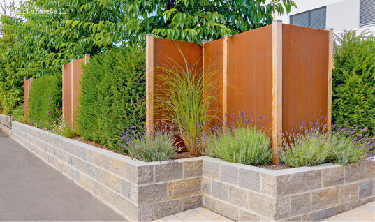  Gartenmetall bietet in Material (hier Cortenstahl) und Form individuelle Elemente. 