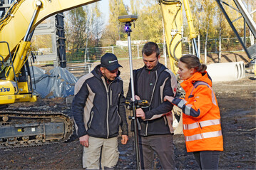 Maschinist Nico Knappmann (links) zusammen mit Schwester Lena Yigen und Christof Steinhoff, Teamleiter fr Aufma und Abrechnung durch digitale Baustellentools.