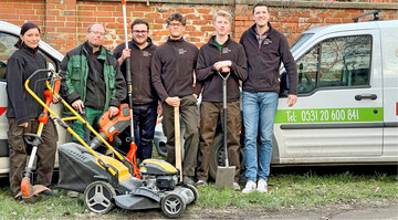 Felix Huth (rechts) mit seiner Truppe. Man sieht ihnen den Spa an der Arbeit und im Team an.