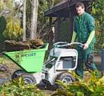Elektrische Transporthelfer erleichtern Landschaftsgärtnern den Arbeitsalltag.