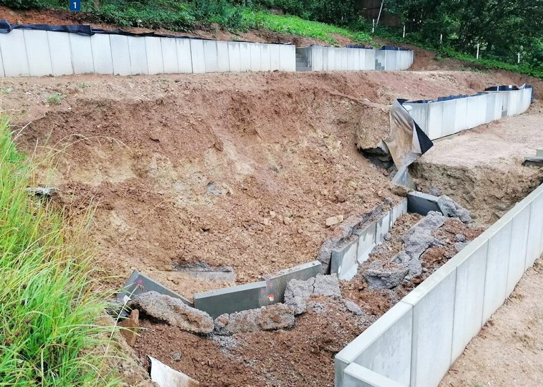 Mauerscheiben auf nicht tragfähigem Grund sind zu Tal gerutscht.