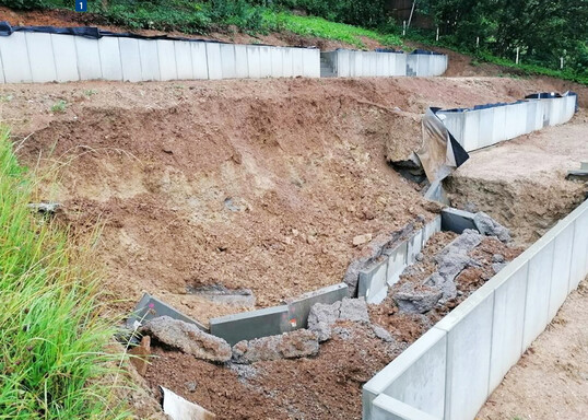 Mauerscheiben auf nicht tragfhigem Grund sind zu Tal gerutscht.