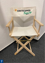 Die anlässlich der Übergabefeier organisierten Regiestühle transportieren das Firmenmotto.