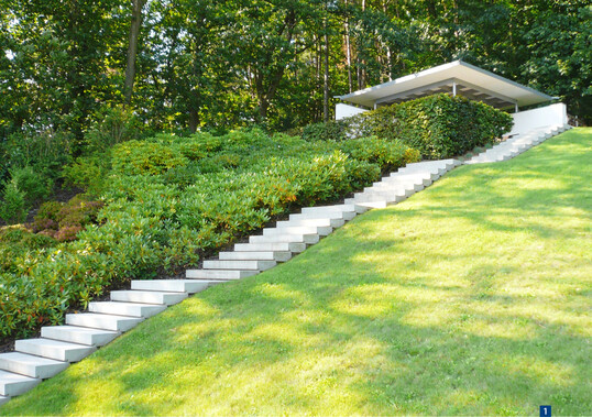 Die Treppe hat 39 Steigungen 15/35, drei Zwischenpodeste, �berwindet 6,25 m H�henunterschied und f�hrt zu einem Pavillon. Die begleitende Wiese wird acht- bis zehnmal pro Jahr mit einer Motorsense gem�ht. Sobald sie etwas h�her steht, wird der Unterbau der Blockstufen verdeckt.