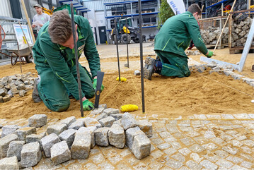 Das Erlernen von Natursteinpflasterarbeiten  hier ein Kurs in der MBN-Halle in Stadthagen  gehrt zu Kernbereichen der GaLaBau-Ausbildung.