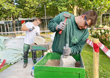 Das Vermitteln der Bearbeitung von Naturwerksteinen gehrt zu den Kernaufgaben der GaLaBau-Ausbildung.