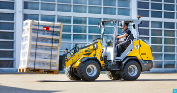 Produktivitt, Effizienz und Sicherheit standen im Lastenheft der Konstrukteure von Wacker Neuson. Der WL28 kann eine schwere Pflasterpalette stemmen.