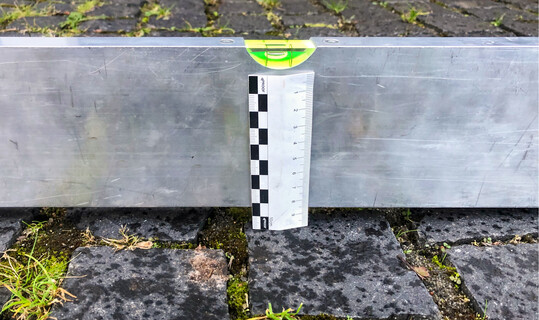 Fahrspuren zeigten sich bei dem begutachteten Projekt ausschlielich im Bereich des zu geringen Geflles. Hier Darstellung nur frs Foto. Eine korrekte Messung muss stets mit dem Messkeil erfolgen.