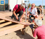 Auf Stempeln aus Robinienholz ruht auch das Holzdeck.