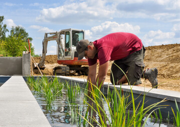 Das Bepflanzen von Wasseranlagen ist zwar kein prfungsrelevanter Stoff. Da aber Wasseranlagen zu den wichtigsten Gestaltungselementen im Garten gehren, ist das Vermitteln auch dieses Wissens wichtig.