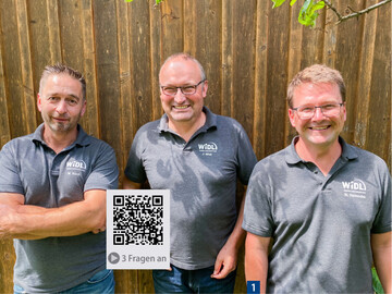 Jrgen Widl mit seinen Bauleitern Michael Riedl (l.) und Norbert Heinecke (r.). Im Interview (QR-Code) beantwortet er drei Fragen zu seinem Unternehmen.