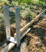 H-Anker oder Pfostenschuhe verhindern den Kontakt des Holzpfostens mit dem Boden.