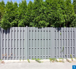 Lasiert oder lackiert mit Farbe lässt sich ein Sichtschutz in die Umgebung integrieren.