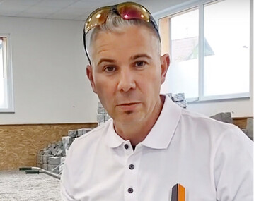 Mario Tomasek begleitet uns schon lange. Der Pflasterermeister aus Obersterreich setzt sich stark fr den Erhalt und die Weiterentwicklung des Handwerks ein. In seinem Ausbildungszentrum in Schwanenstadt schult er Landschaftsgrtner und Straenbauer in Sachen Natursteinpflaster.