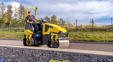 Die elektrische Kompaktwalze Bomag BW 100 AD e-5 ist so leistungsfhig wie das Dieselmodell.