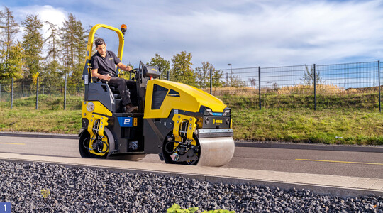 Die elektrische Kompaktwalze Bomag BW 100 AD e-5 ist so leistungsfhig wie das Dieselmodell.