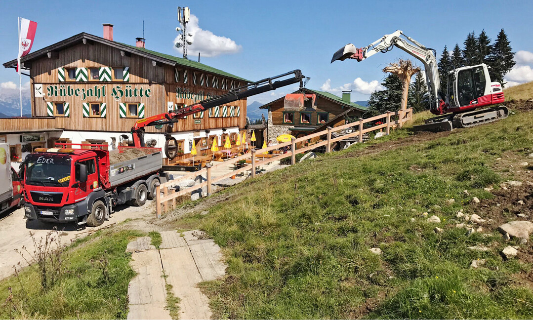 Im Hochgebirge geht Geländegestaltung ohne Lkw mit Ladekran fast gar nicht. Die Leute von Eder Gartenarchitektur schicken dann ihren Dreiachser auf die Alm.