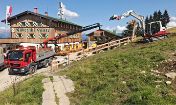 Im Hochgebirge geht Gelndegestaltung ohne Lkw mit Ladekran fast gar nicht. Die Leute von Eder Gartenarchitektur schicken dann ihren Dreiachser auf die Alm.