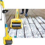 Mit der Gloria MultiBrush Speedcontrol Plus kann Holz auch mit Schaum gereinigt werden.