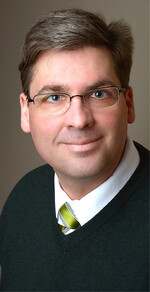 Dirc Walter ist seit 2021 Präsident und seit 25 Jahren Mitglied der Deutschen Gesellschaft für naturnahe Badegewässer e. V. (DGfnB, www.dgfnb.de). Er lebt in Cottbus und ist öbv-Sachverständiger für Garten-, Landschafts- und Sportplatzbau mit dem Schwerpunkt Schwimmteiche und Naturpools.