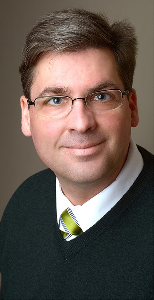 Dirc Walter ist seit 2021 Prsident und seit 25 Jahren Mitglied der Deutschen Gesellschaft fr naturnahe Badegewsser e. V. (DGfnB, www.dgfnb.de). Er lebt in Cottbus und ist bv-Sachverstndiger fr Garten-, Landschafts- und Sportplatzbau mit dem Schwerpunkt Schwimmteiche und Naturpools.