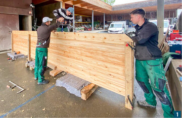 Die Beckenwnde werden im Betrieb zusammengebaut.