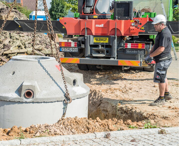 Wenn Regenwasser fr die Poolnachspeisung verwendet wird, sollte es den Weg ber eine Zisterne genommen haben.