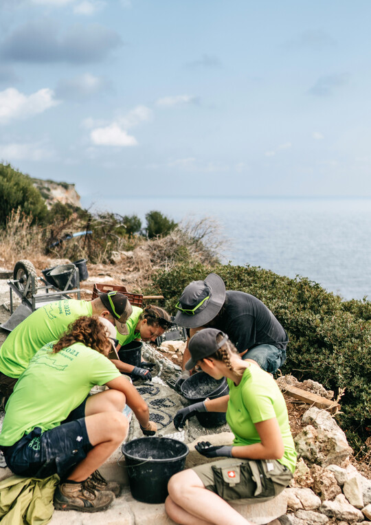 Gemeinsame Arbeit an sinnstiftenden Objekten – das ist das Erfolgsgeheimnis der Naturstein-Praktika auf Kreta.