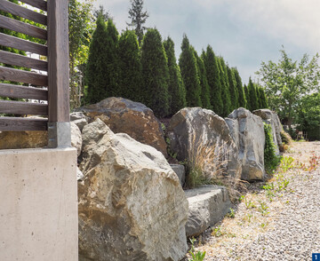 Bei Rainer Heid wird nicht gekleckert: Grundstcksbegrenzung mithilfe von Felsen